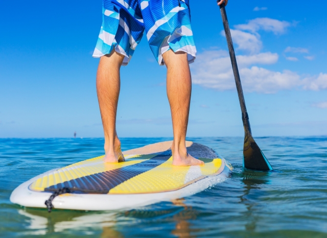  Jambes sur une planche de sup 